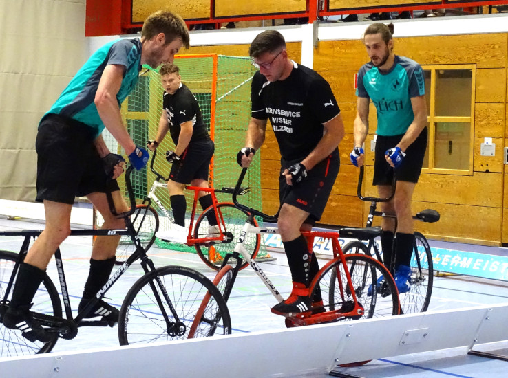 Andreas Pongratz und Lukas Keller während eines Radballspiels.