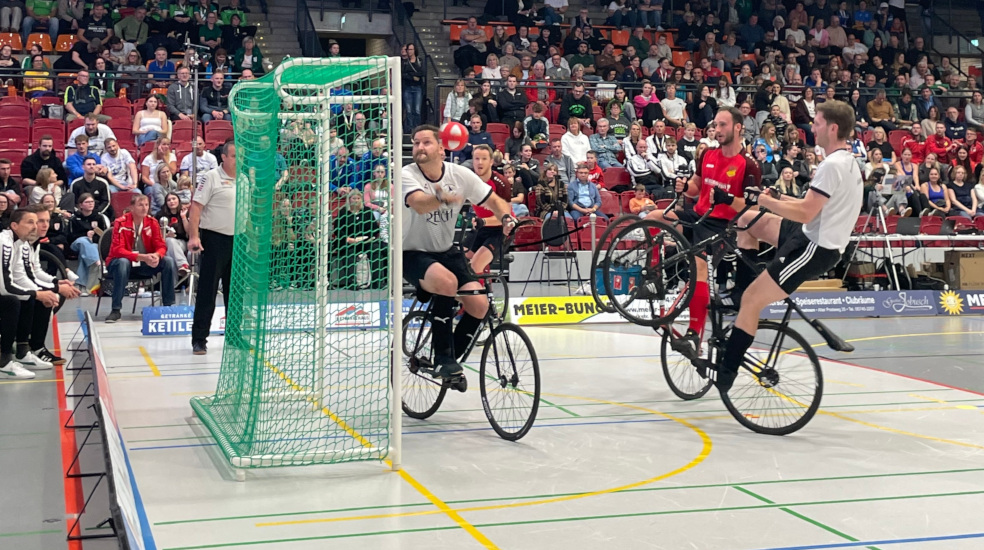 Martin Egarter und Thomas Kieferle verteidigen während eines Radballspiels einen Eckstoß.