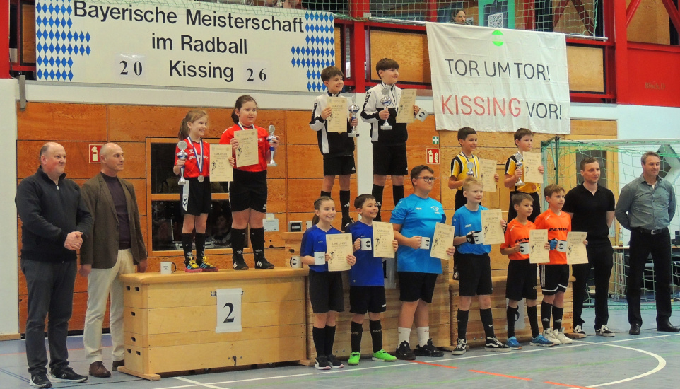 Foto des Podests mit dem Jugendmannschaften der Bayerischen Radballmeisterschaft 2026 in Kissing.