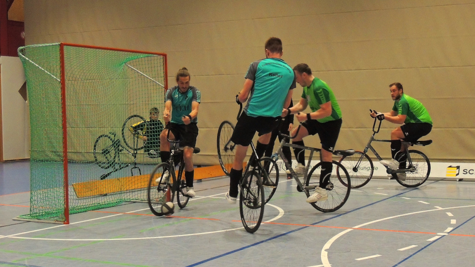 Foto eines Eckstoßes während eines Radballspiels.