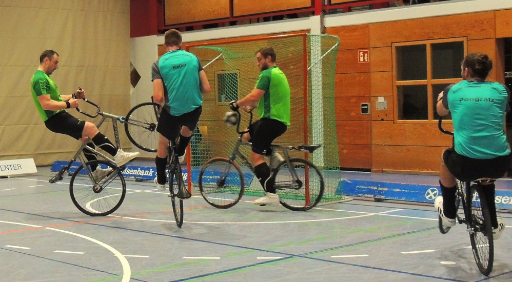 Foto eines Eckstoßes, während eines Radballspiels.